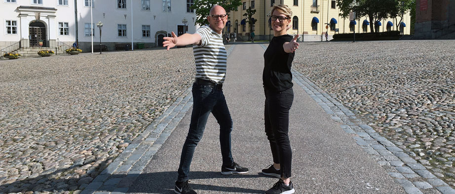 Lasse Westin och Linda Wallin står på Stora torget