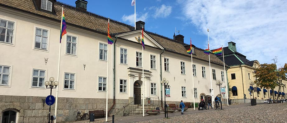 Rådhuset med prideflaggor utanför