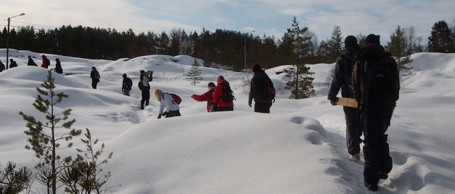  elever vandrar genom snön på vintern