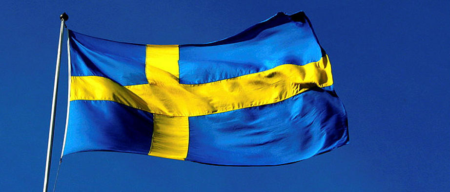 En svensk flagga vajar i vinden