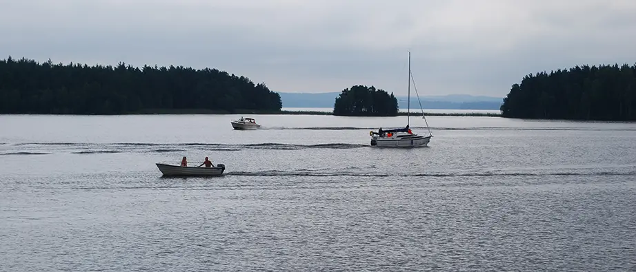 Sjön Runn med flera båtar som åker